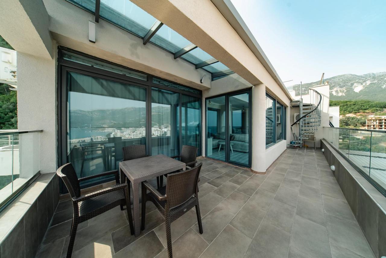 Apartment Gate Penthouse